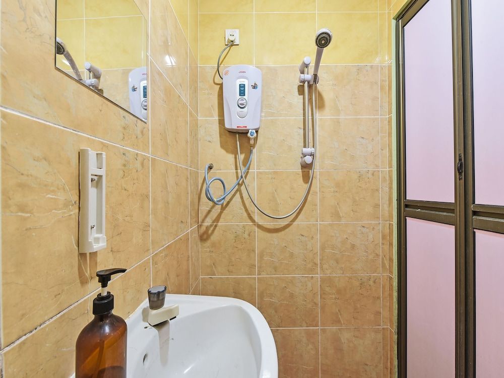 OYO 90765 Hotel Bajet Pulai Deluxe Twin Room 5