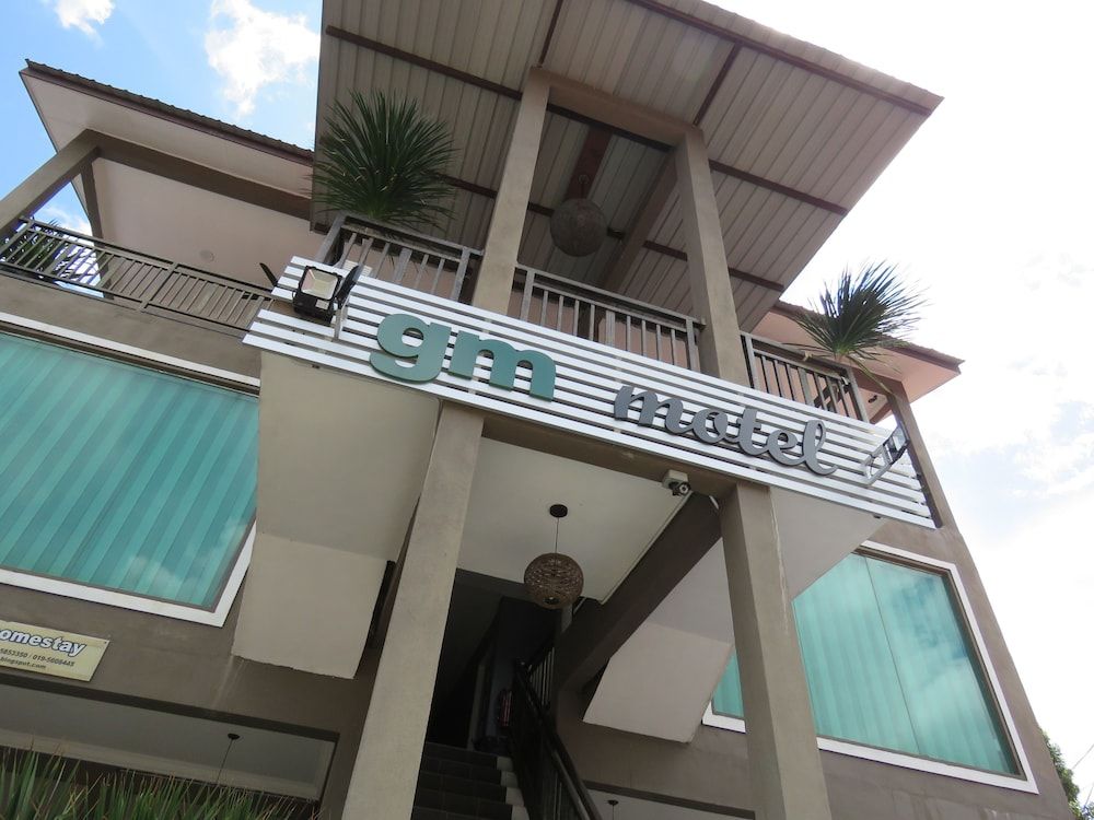 undefined GM Motel 4