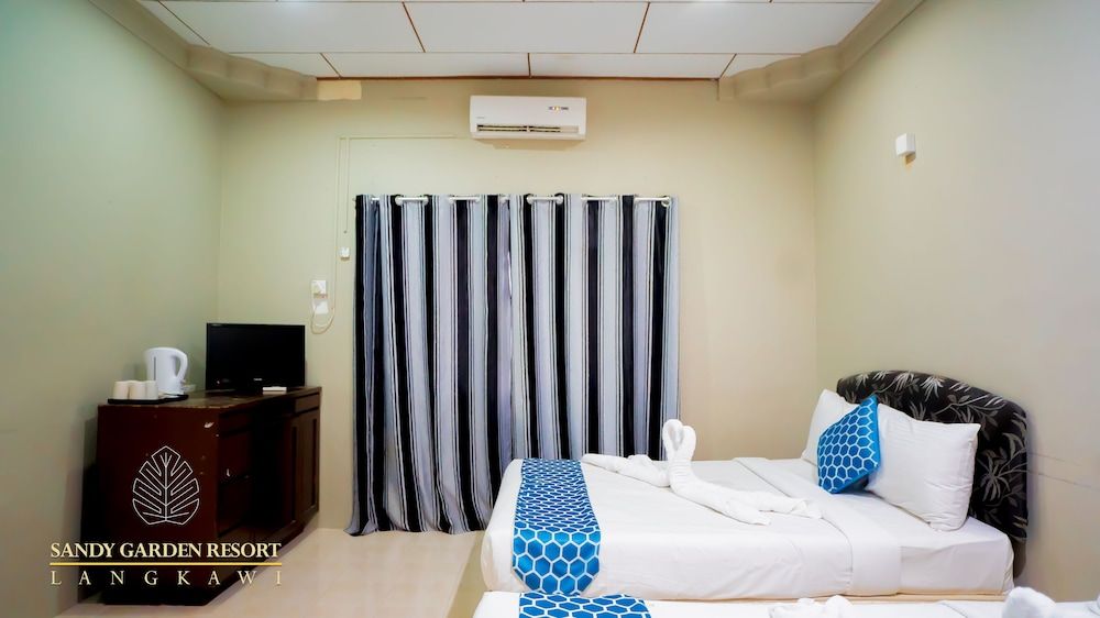 Sandy Garden Resort Deluxe Room, 2 Queen Beds, Non Smoking 5