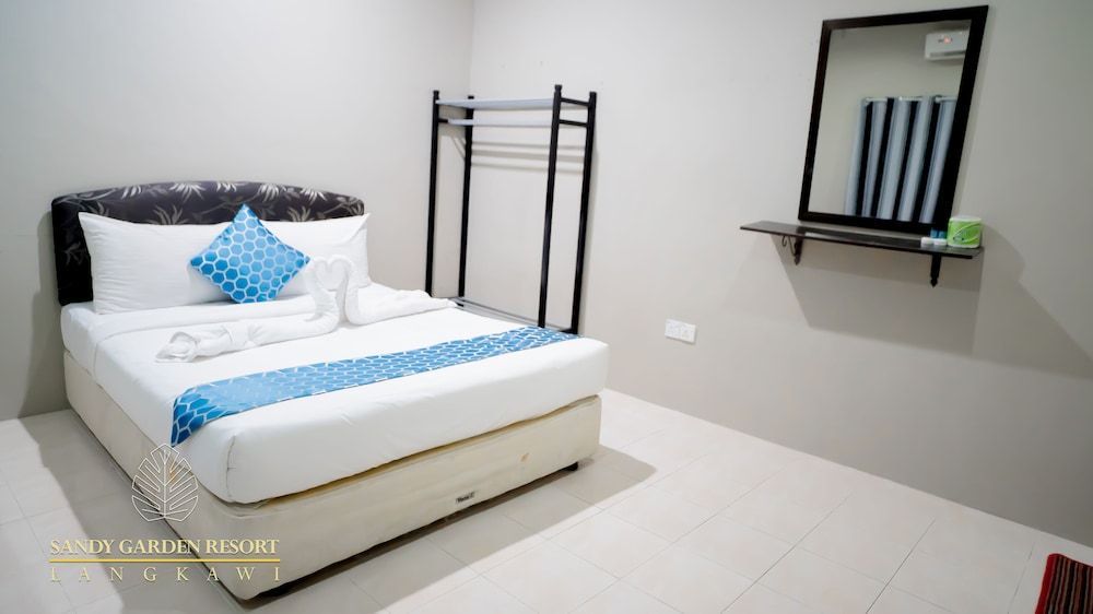 Sandy Garden Resort Deluxe Room, 2 Queen Beds, Non Smoking 2