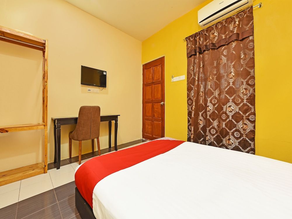 Hotel O Awan Biru Motel Standard Double Room, 1 Queen Bed 4