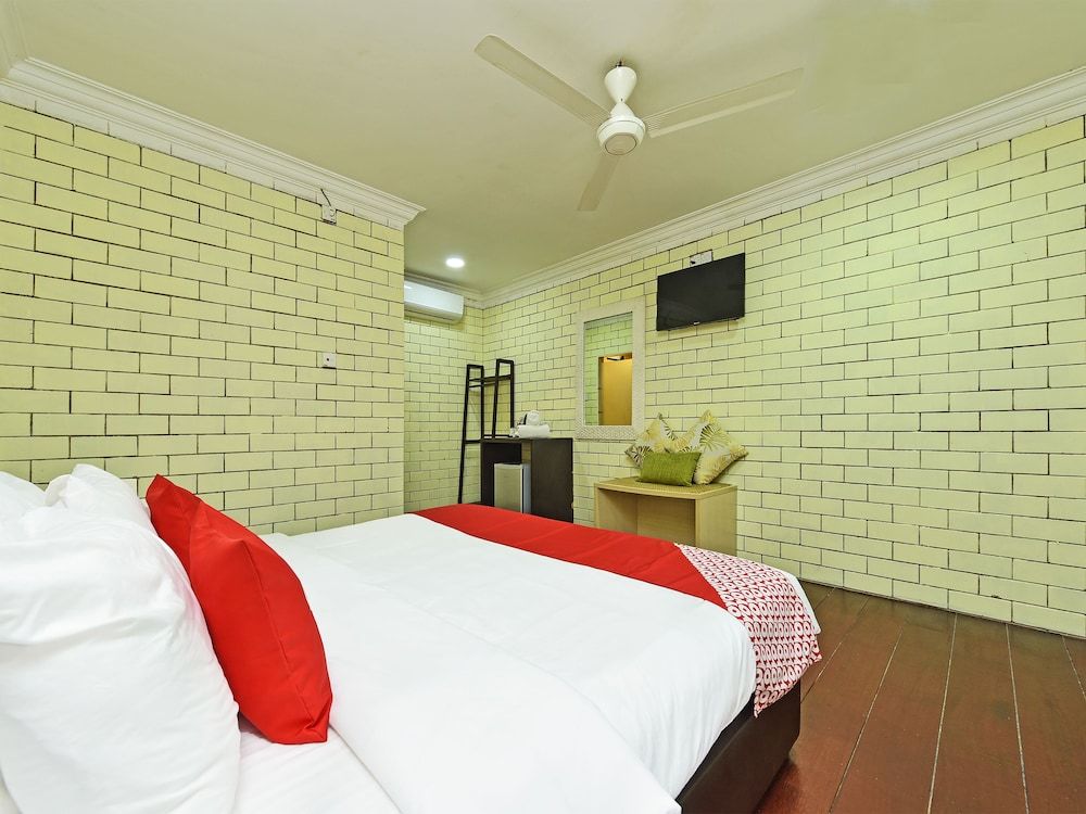 Collection O 90622 Sehijau @ Cenang Superior Room, 1 King Bed 3
