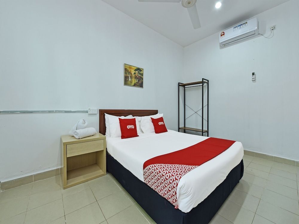 Collection O 90622 Sehijau @ Cenang Deluxe Double Room, 1 Queen Bed 2