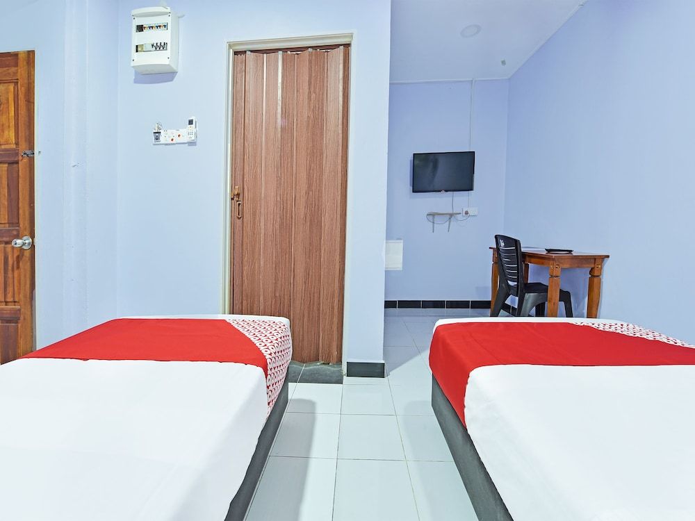 OYO 90660 Rayyans Roomstay Deluxe Twin Room 3