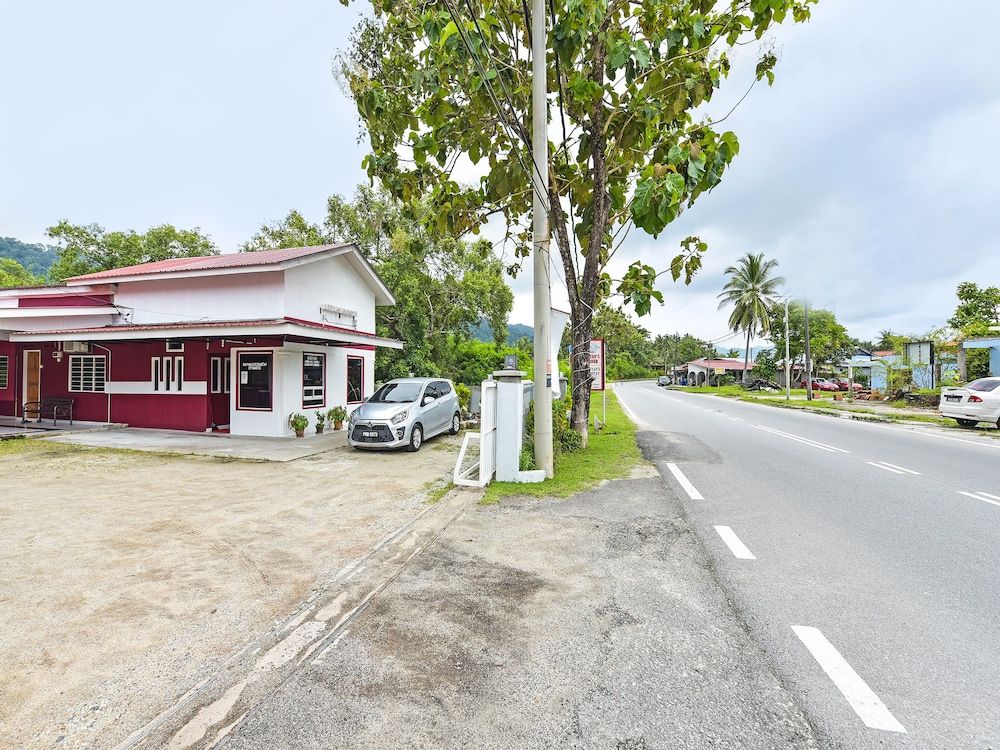 undefined OYO 90660 Rayyans Roomstay 6