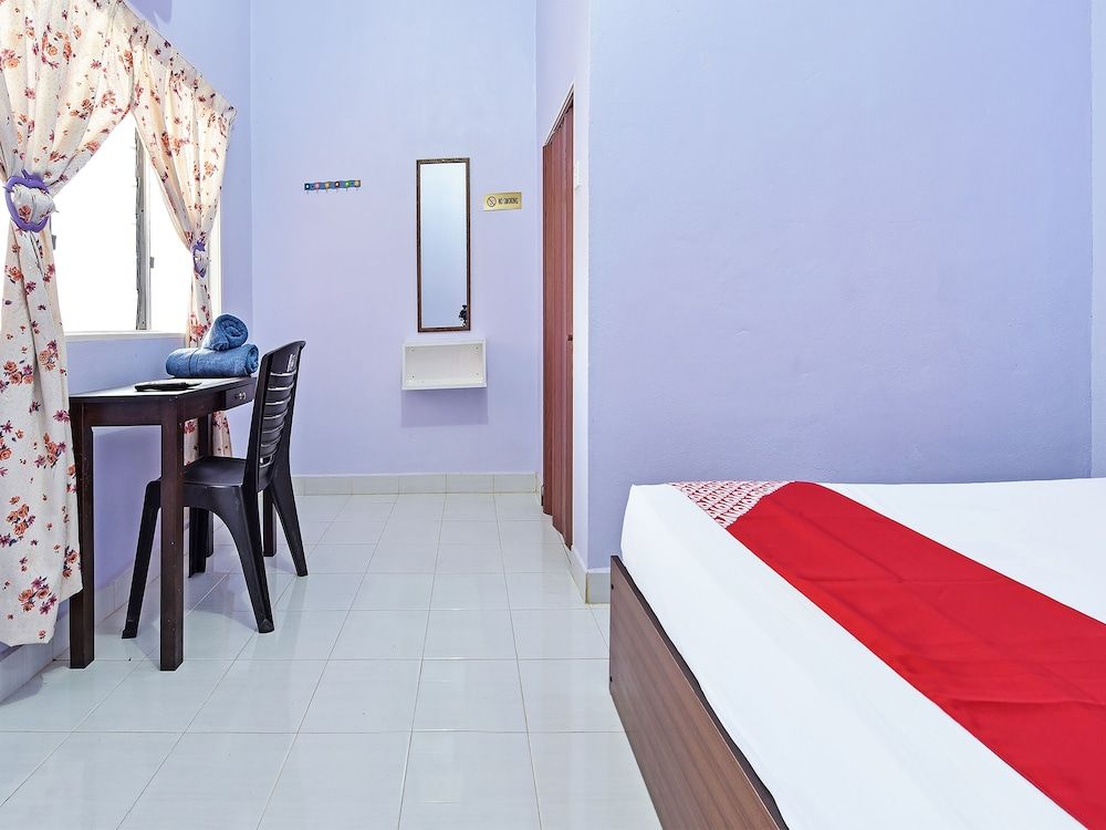 OYO 90660 Rayyans Roomstay Deluxe Double Room, 1 Queen Bed 2