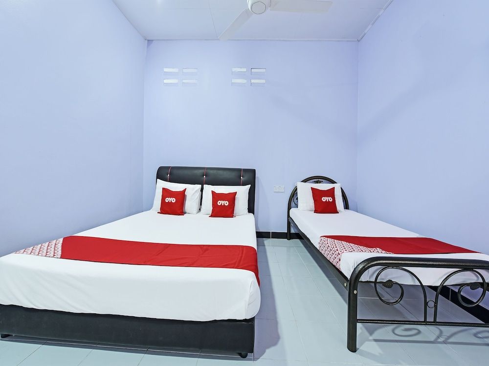 OYO 90660 Rayyans Roomstay Family Suite 4