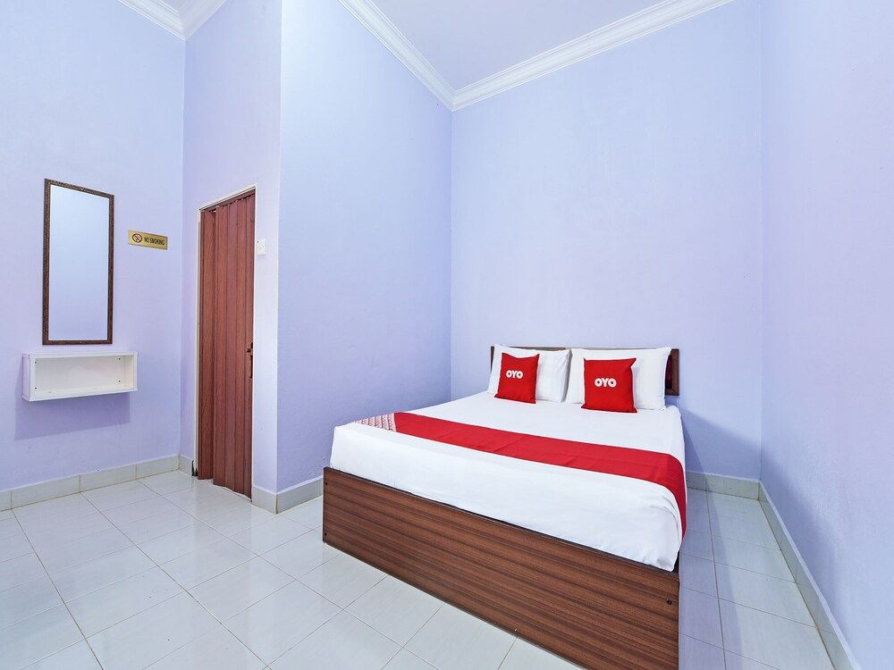 OYO 90660 Rayyans Roomstay Deluxe Double Room, 1 Queen Bed