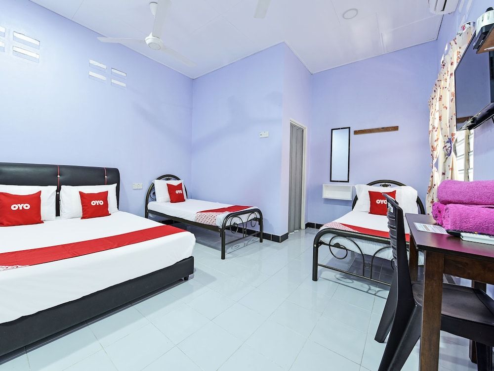 OYO 90660 Rayyans Roomstay Family Suite 3