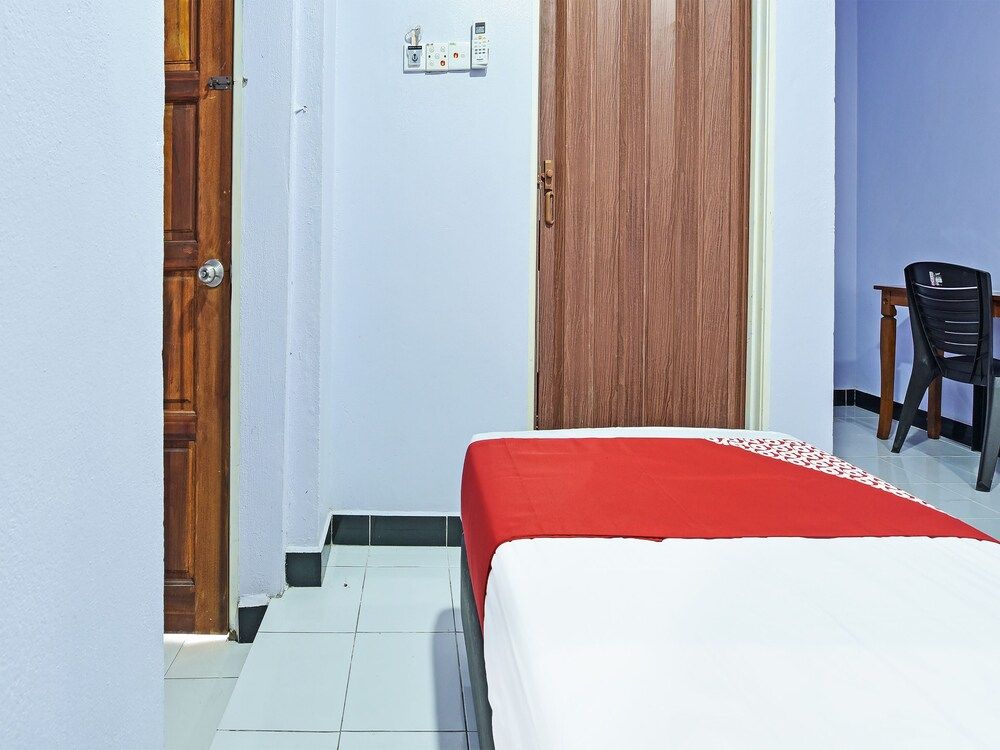 OYO 90660 Rayyans Roomstay Deluxe Twin Room 2