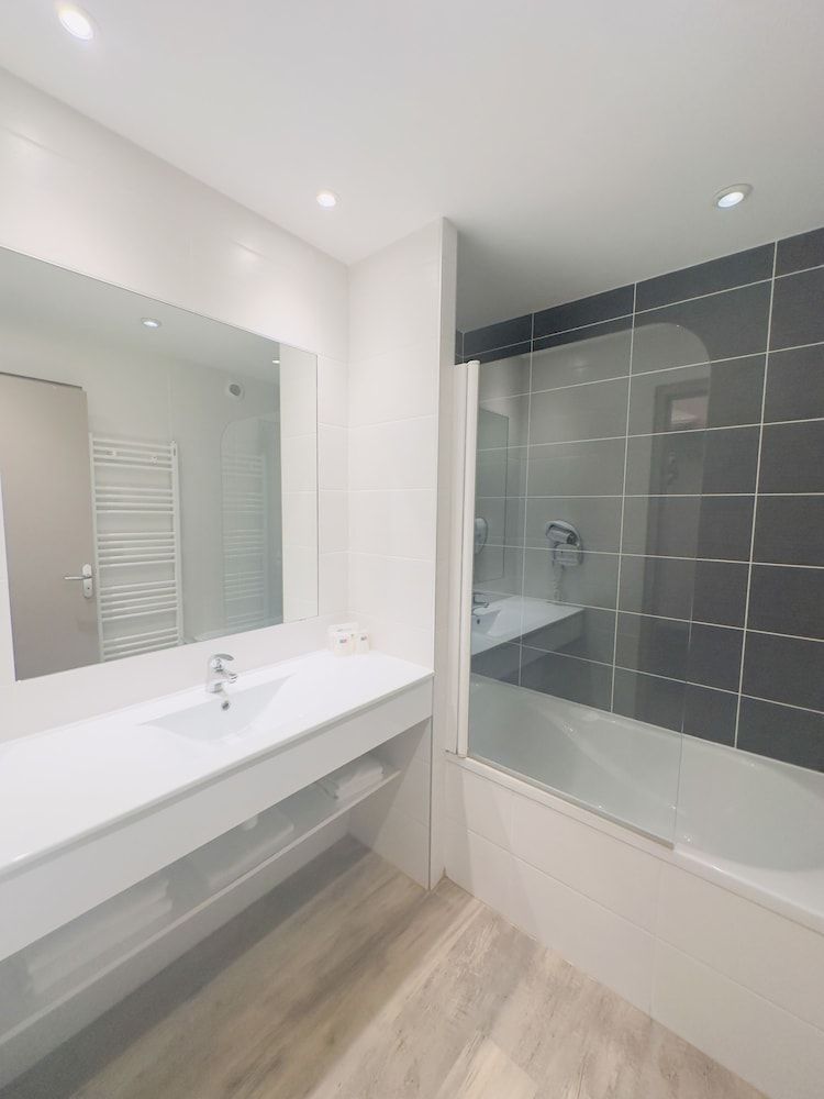 Brit Hotel Saint Brieuc Standard Quadruple Room, 1 Double Bed with Sofa bed 9