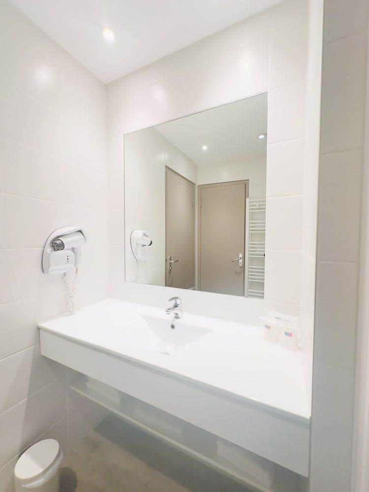 Brit Hotel Saint Brieuc Standard Quadruple Room, 1 Double Bed with Sofa bed 6