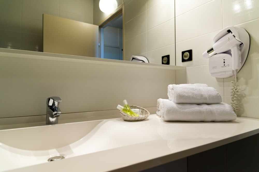 Brit Hotel Saint Brieuc Standard Quadruple Room, 1 Double Bed with Sofa bed 7