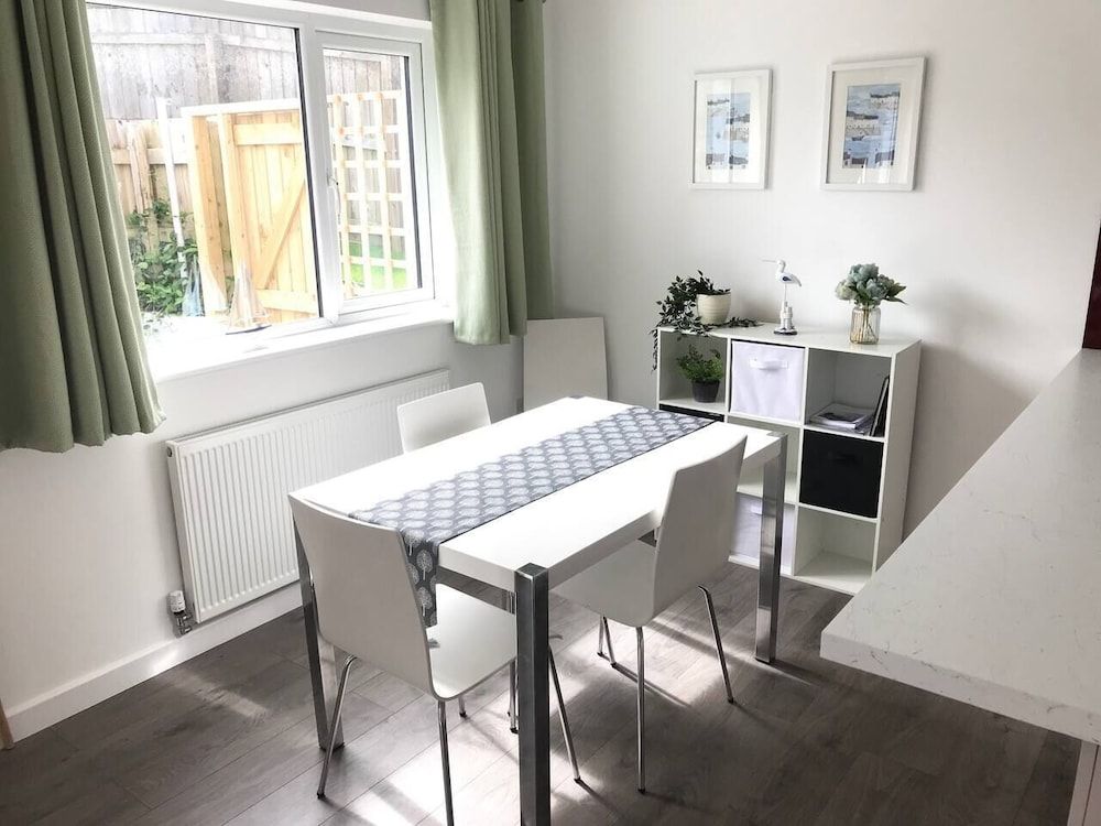 undefined Beautiful Refurbished Home - Short Walk to the Beach 2