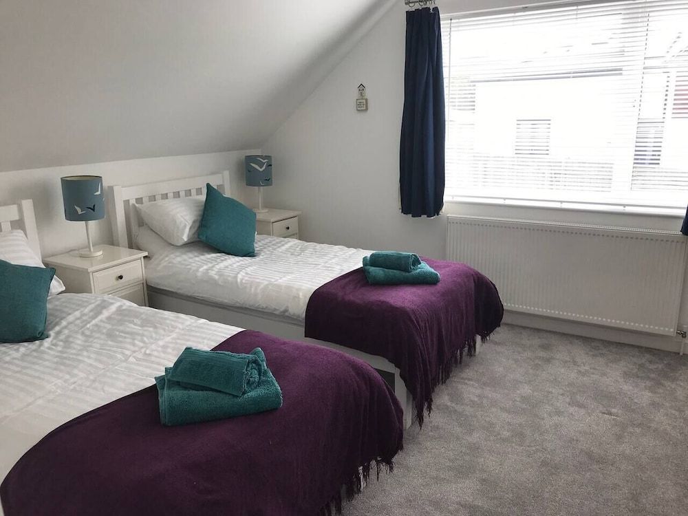 undefined Beautiful Refurbished Home - Short Walk to the Beach 4