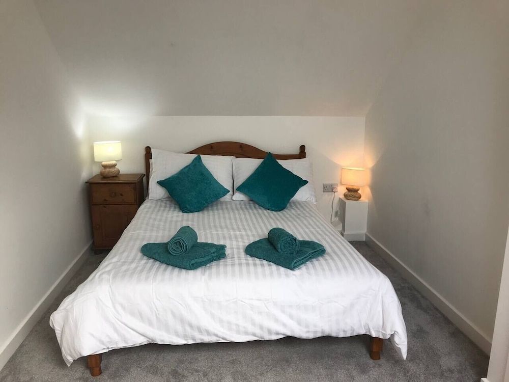 undefined Beautiful Refurbished Home - Short Walk to the Beach 3