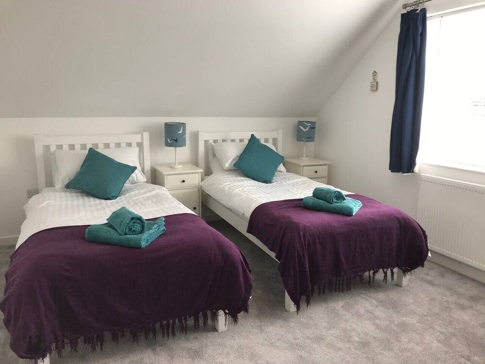 undefined Beautiful Refurbished Home - Short Walk to the Beach 5