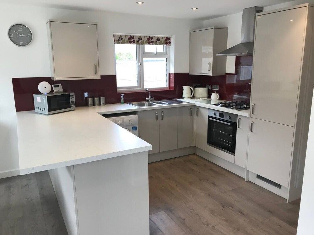 undefined Beautiful Refurbished Home - Short Walk to the Beach 7