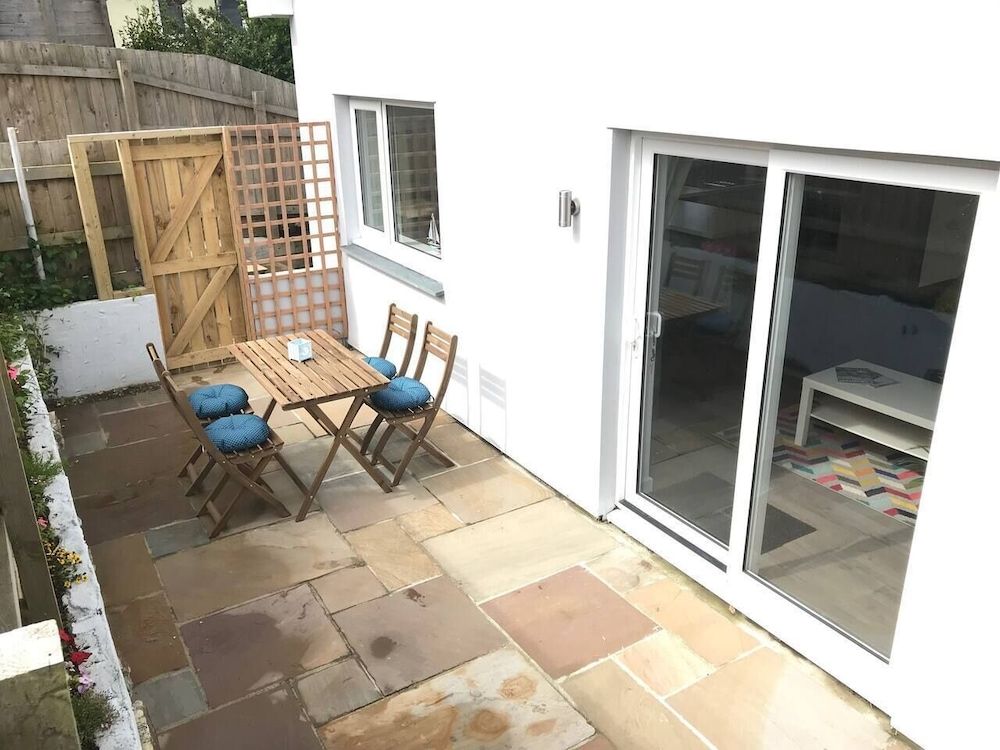 undefined Beautiful Refurbished Home - Short Walk to the Beach 9