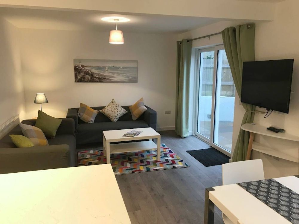 undefined Beautiful Refurbished Home - Short Walk to the Beach 8