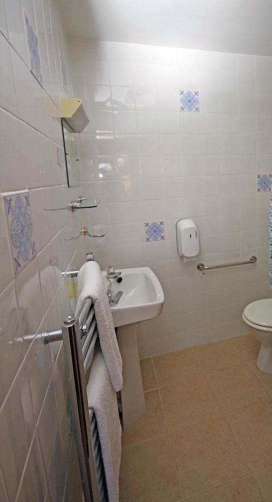 undefined Pine Lodge Guest House 8