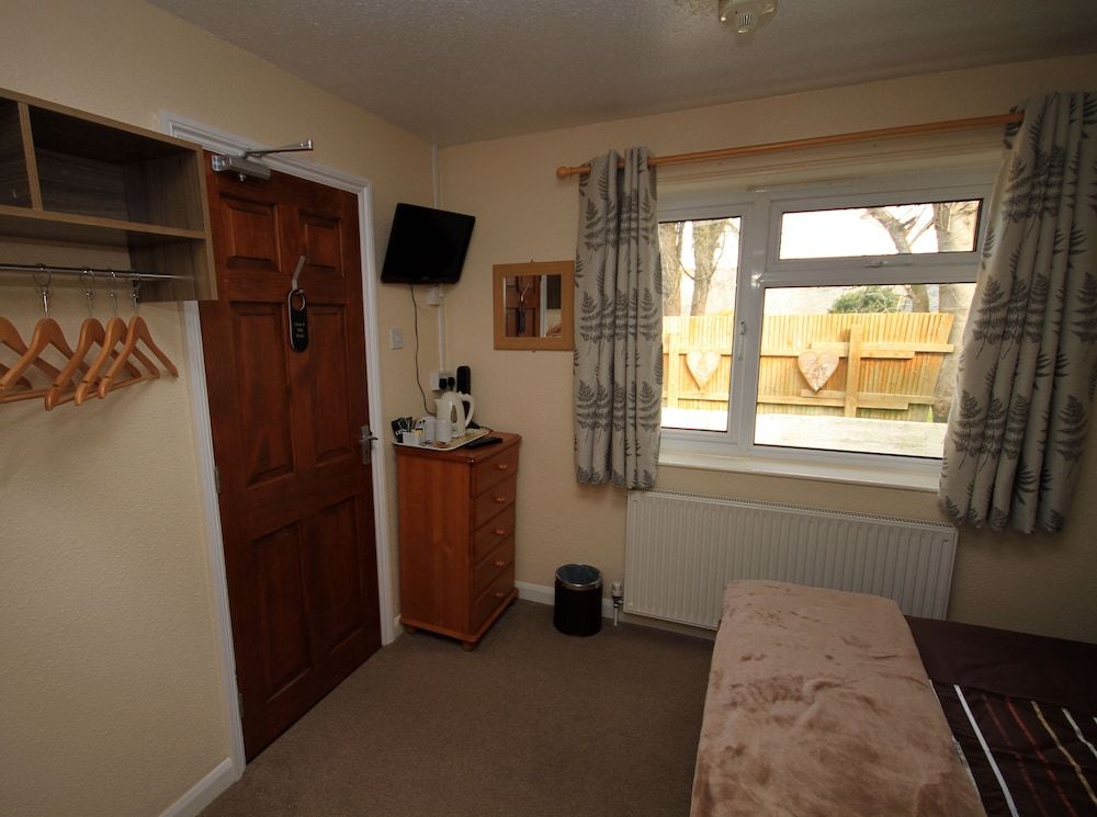 undefined Pine Lodge Guest House 5
