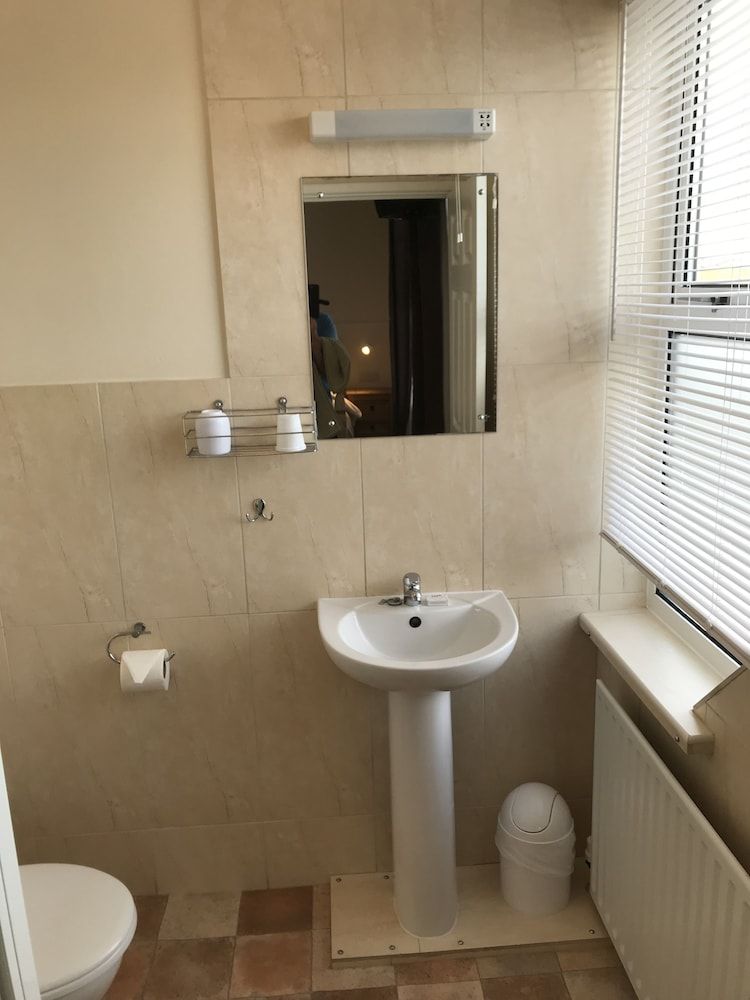 Trevellis Guest House Double Room (With Shower) 6