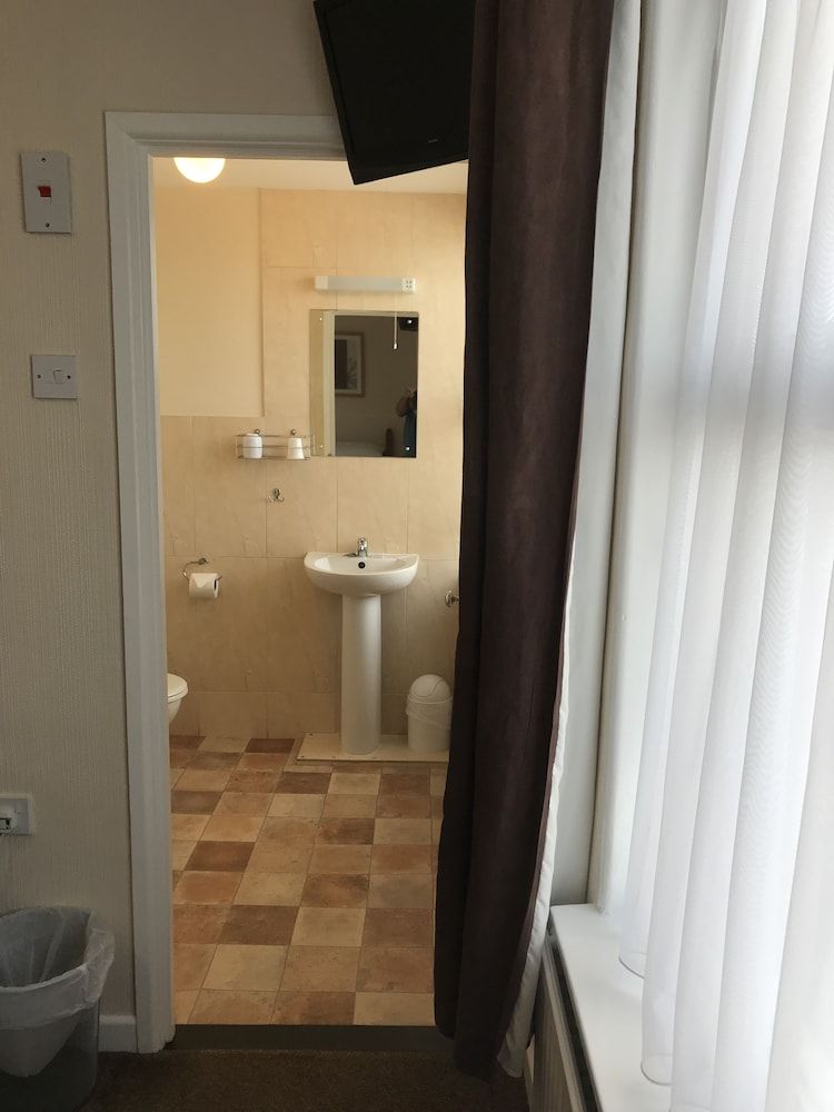 Trevellis Guest House Double Room (With Shower) 5