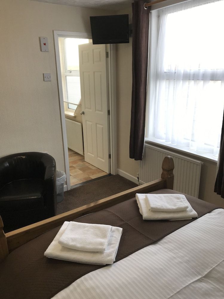 Trevellis Guest House Double Room (With Shower) 3