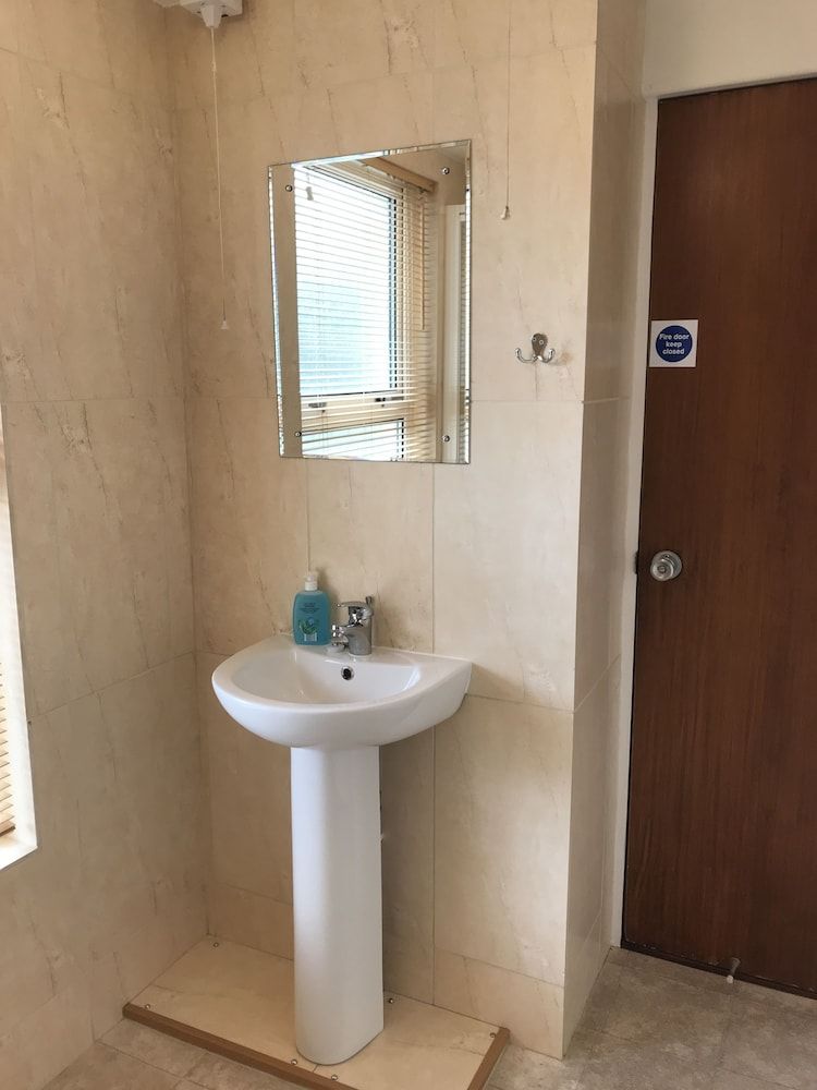 Trevellis Guest House Single Room, Shared Bathroom 4