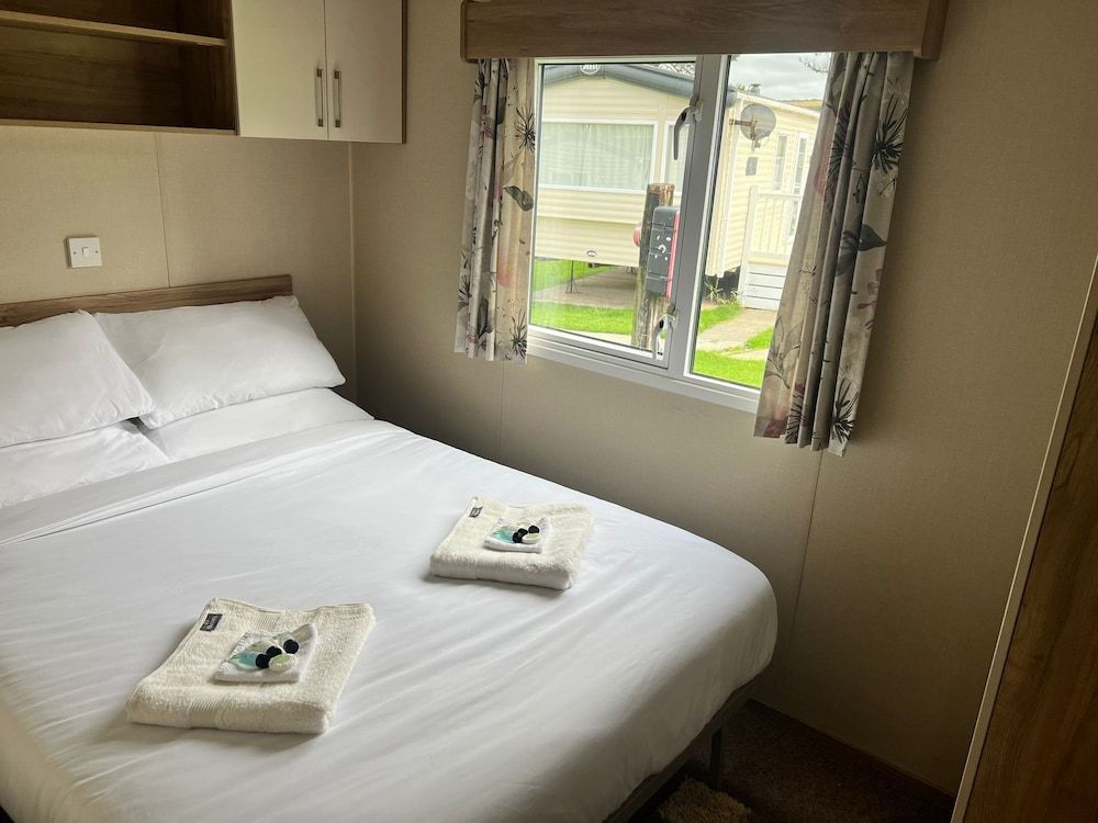 undefined Adorable Caravan in Newquay Bay Resorts Nb98 4