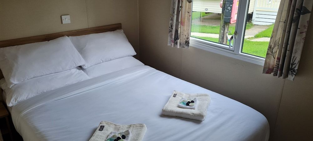 undefined Adorable Caravan in Newquay Bay Resorts Nb98 3