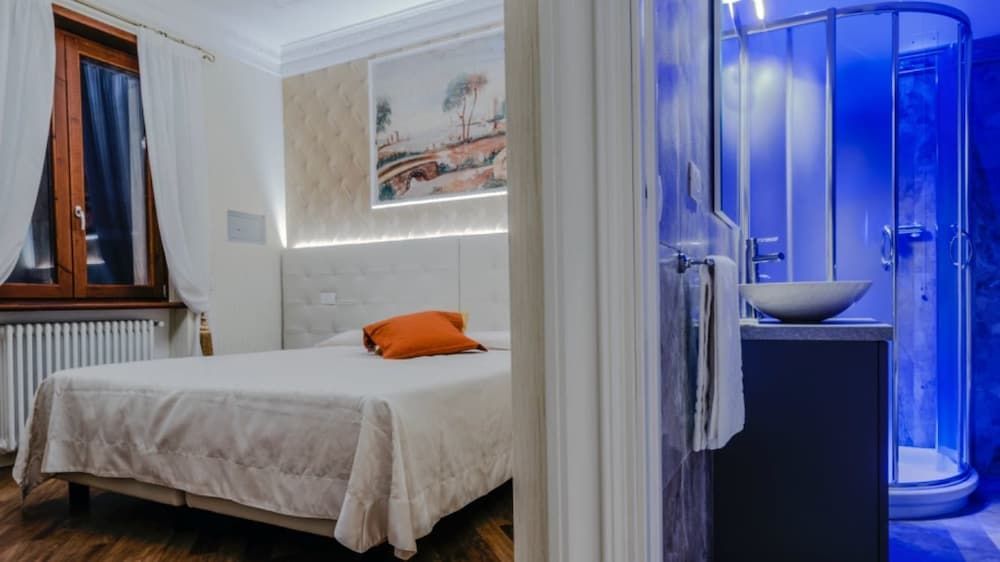 Luxury Double or Twin Room, Non Smoking, Private Bathroom (Turandot)