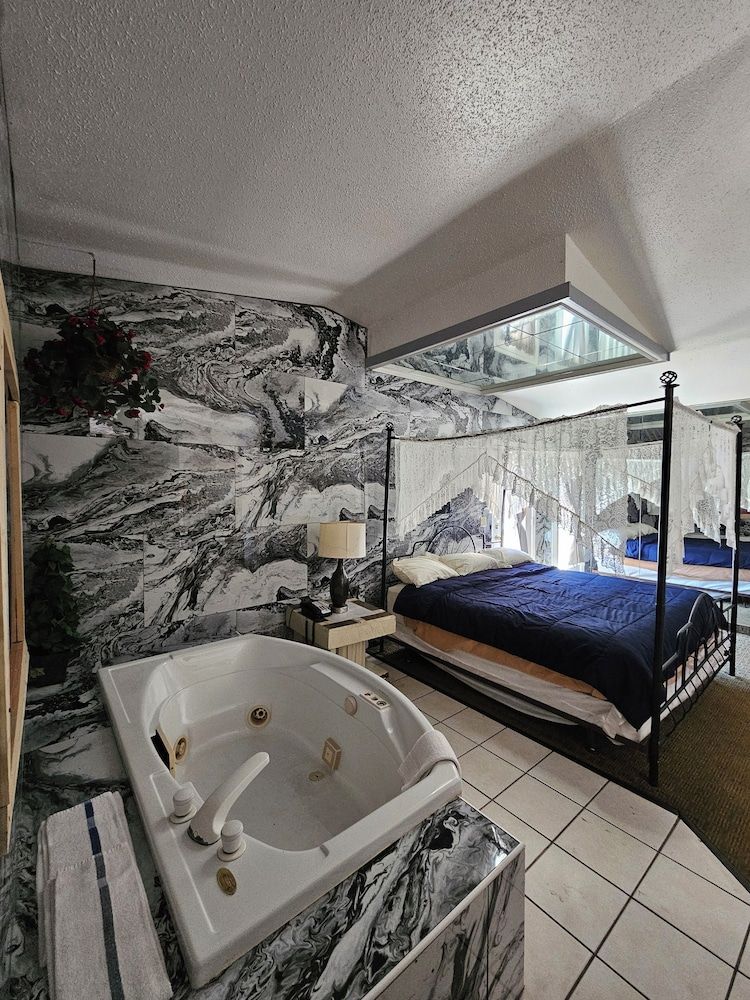 Bedford Inn Suite, 1 King Bed, Jetted Tub 12