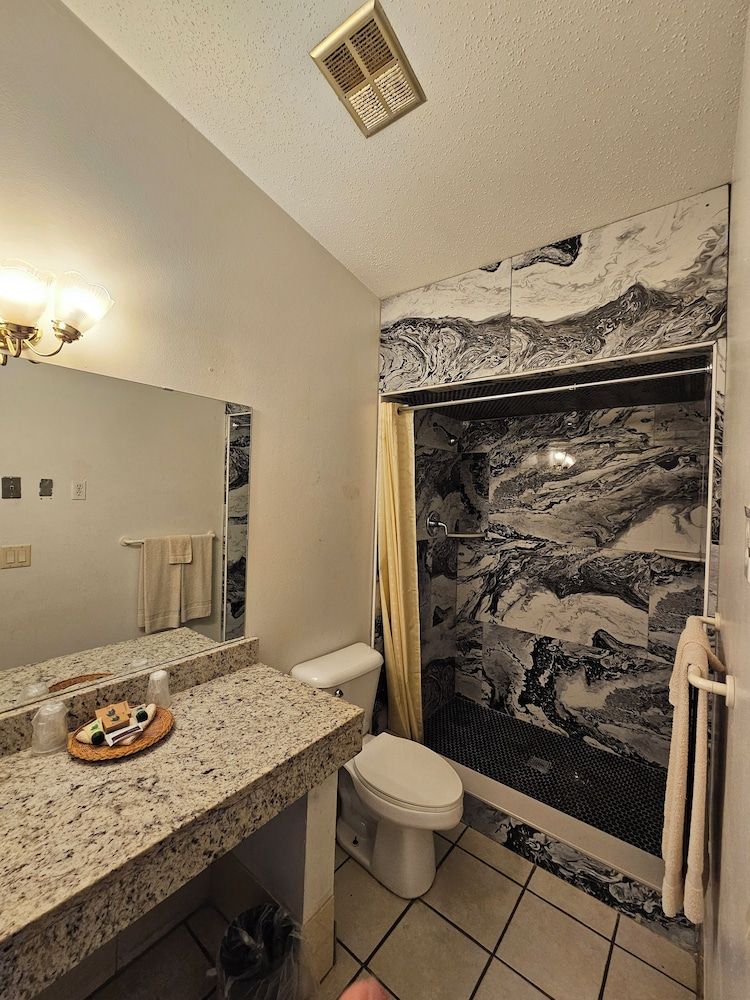 Bedford Inn Suite, 1 King Bed, Jetted Tub 9