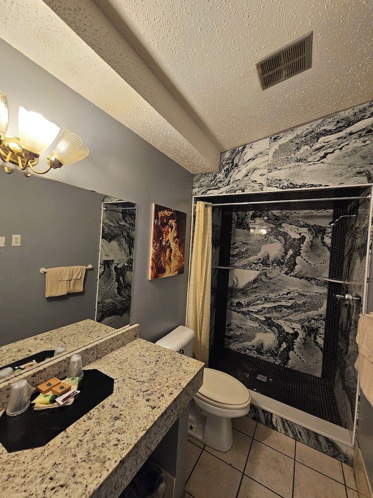 Bedford Inn Suite, 1 King Bed, Jetted Tub 11