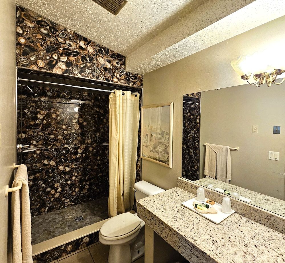 Bedford Inn Suite, 1 King Bed, Jetted Tub 8