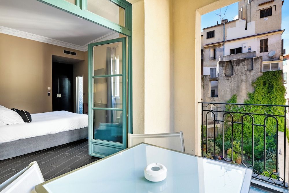 Comfort Room, Terrace