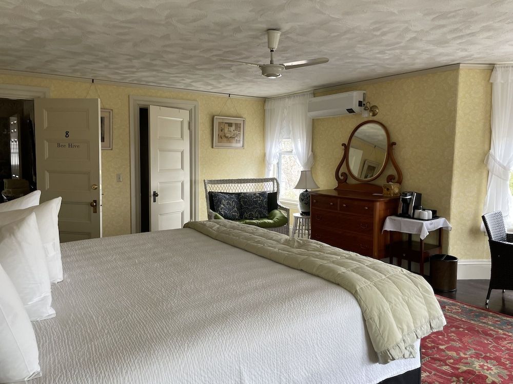 BEEHIVE ROOM - 3RD FLOOR