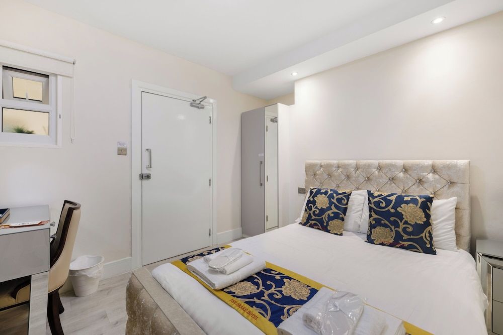 Deluxe Single Room (Windowless with Air Conditioning)