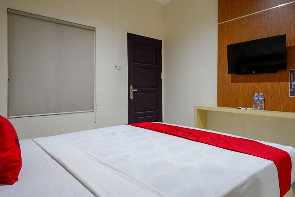 RedDoorz @ Hotel Bumi Palupy Double Room (Reddoorz) 4