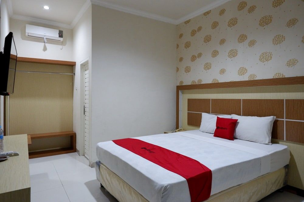 RedDoorz @ Hotel Bumi Palupy Double Room (Reddoorz) 2