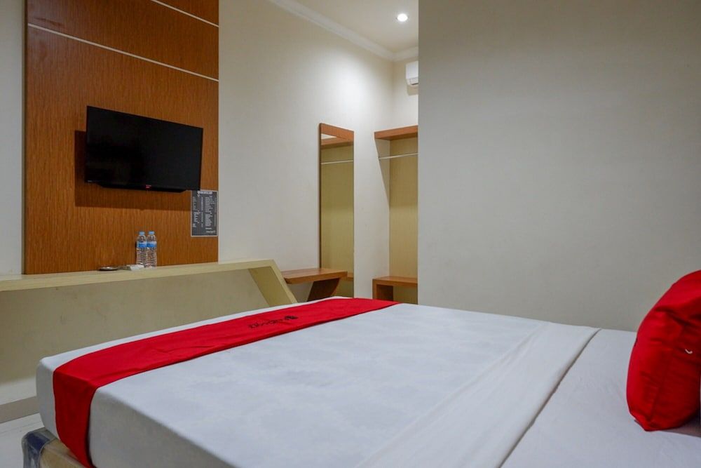 RedDoorz @ Hotel Bumi Palupy Double Room (Reddoorz) 8