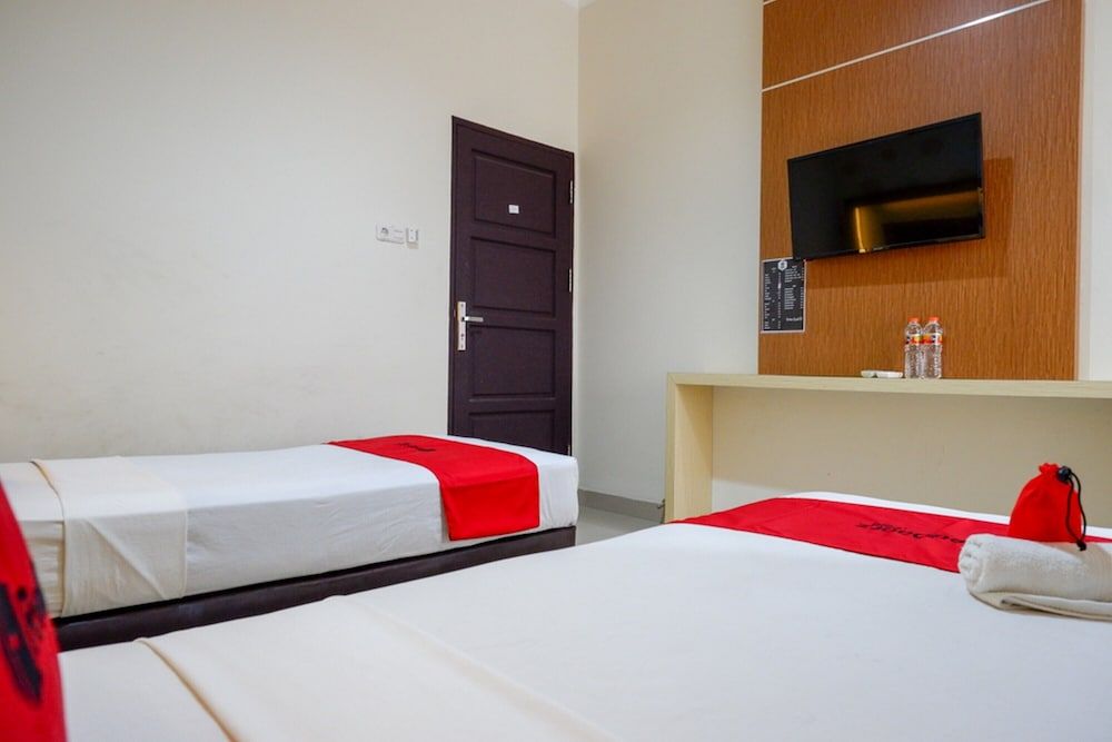 RedDoorz @ Hotel Bumi Palupy Twin Room (Reddoorz) 4