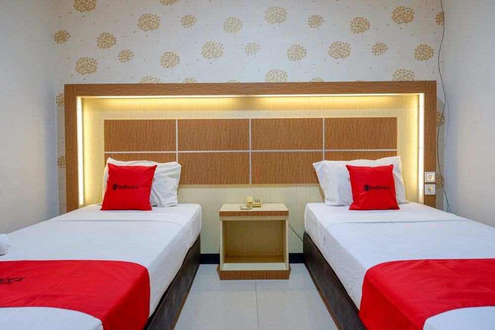 RedDoorz @ Hotel Bumi Palupy Twin Room (Reddoorz) 2