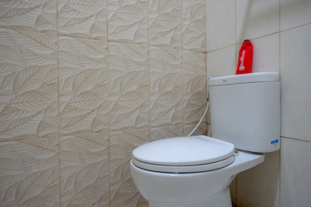 RedDoorz @ Hotel Bumi Palupy Double Room (Reddoorz) 6