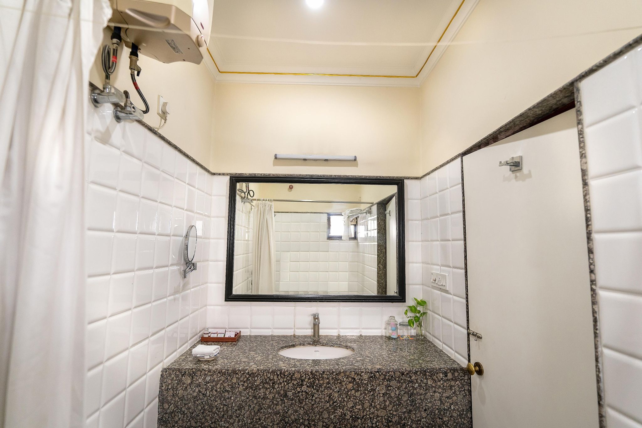 The Lindsay Deluxe Room 7