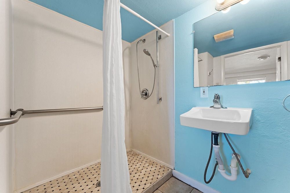 Parmer's Resort Standard Room, 2 Queen Beds, Accessible, Refrigerator & Microwave 5