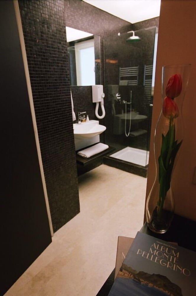 Ucciardhome Grand Deluxe Double or Twin Room 6