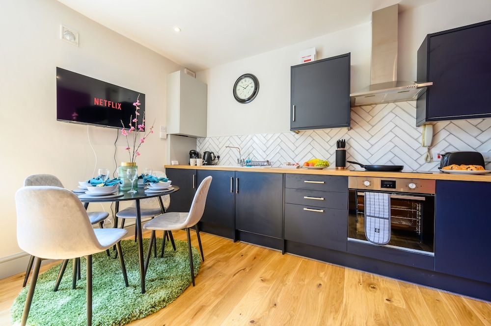 undefined Richmond Road by Tŷ SA 8